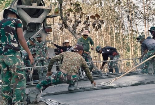 Kerja Bersama TMMD 129 Kodim 0812/Lamongan Majukan Jalan Desa Tlemang