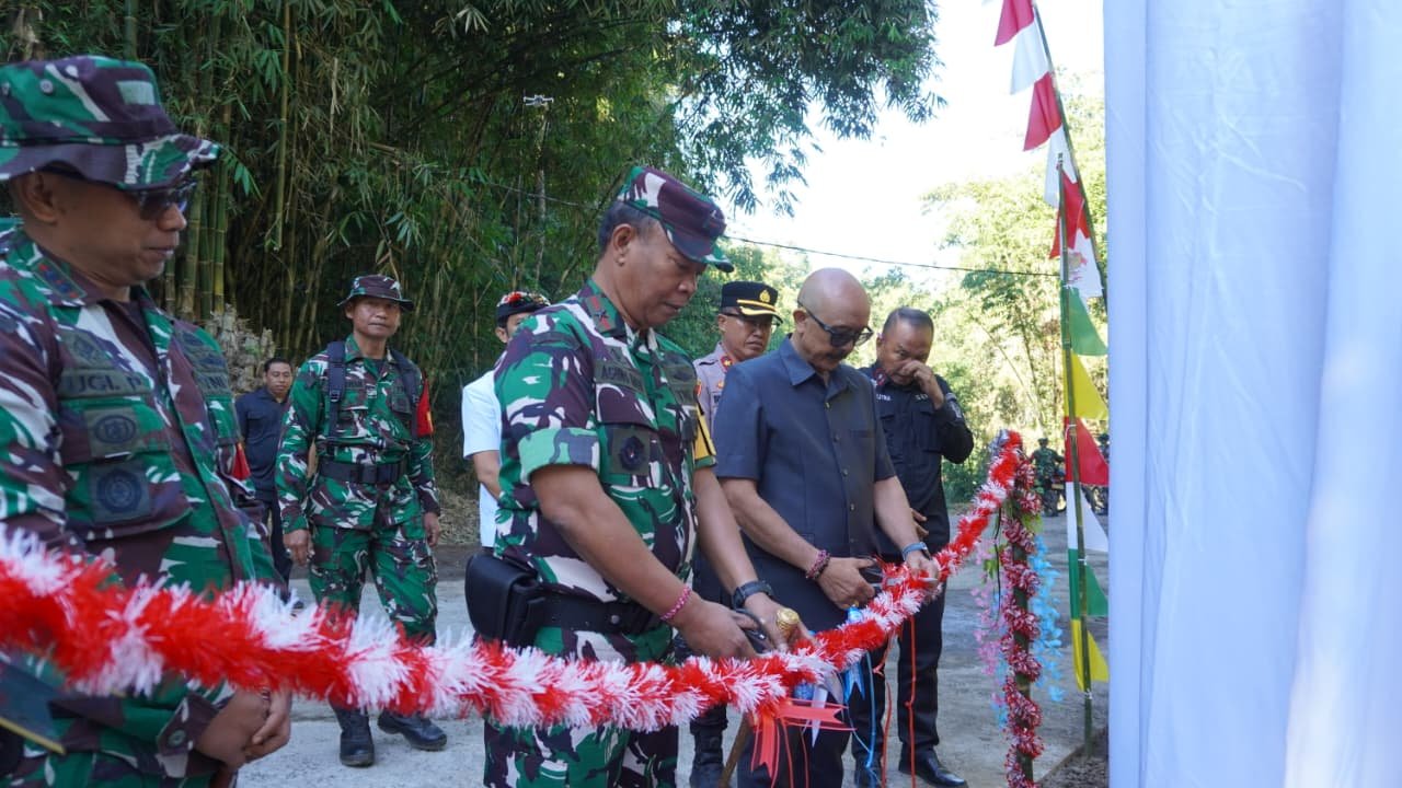 Peresmian Jalan Beton TMMD Ke-129 di Desa Sekardadi oleh Danrem 163/Wira Satya