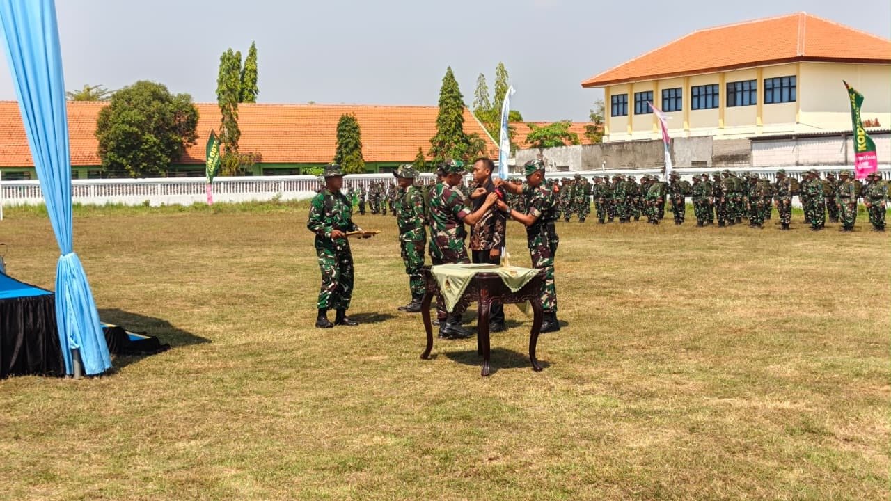 Penutupan Resmi TMMD 129, Inspektur Upacara Lepaskan Pita dari Satgas di Pasarlegi