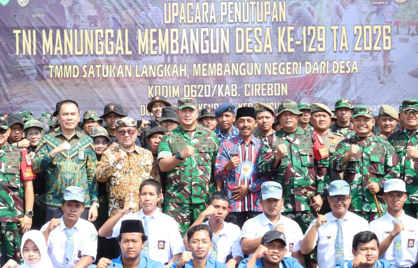 Komitmen TNI dalam Membangun Masyarakat, Kasdam III/Siliwangi Serahkan Penutupan TMMD ke-129 di Luwung Kencana