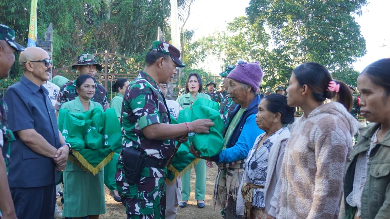 TNI Manunggal Membangun Desa Ke-129 Resmi Ditutup dengan Penyerahan Bantuan