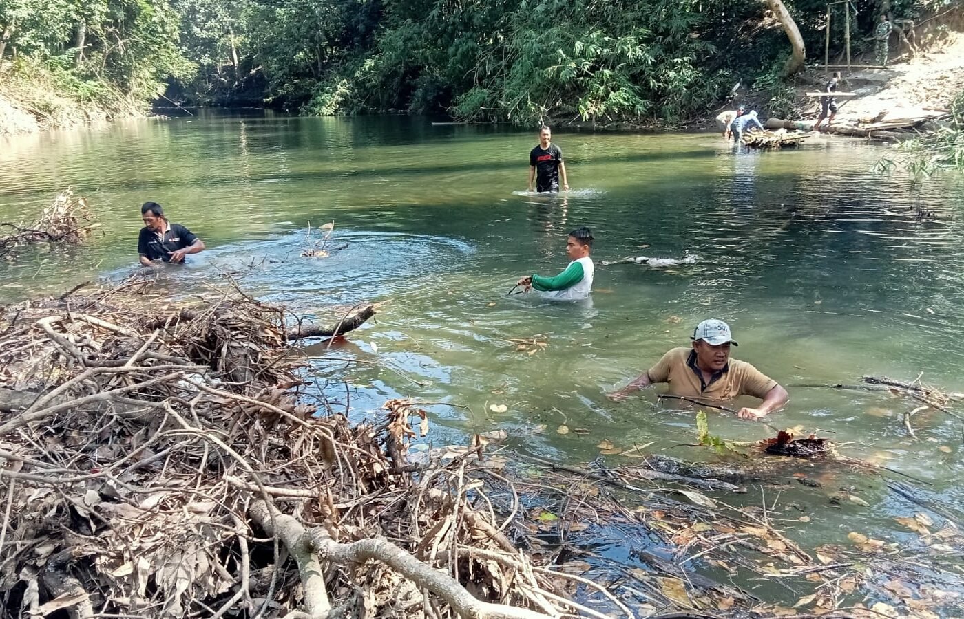 Aksi Bersih-Bersih di Bawah Jembatan oleh Koptu Agus Nawang dan Satgas TMMD Ke-129