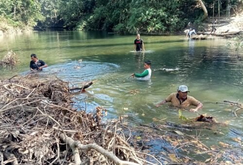 Aksi Bersih-Bersih di Bawah Jembatan oleh Koptu Agus Nawang dan Satgas TMMD Ke-129