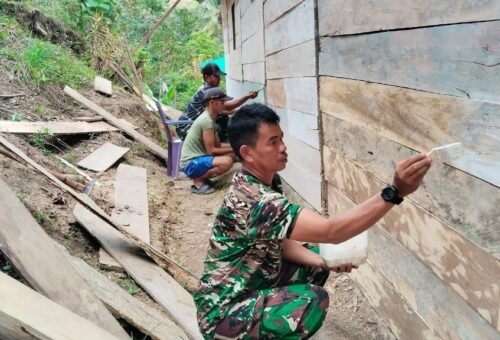 Pekerjaan Pengecatan RTLH Oleh Sertu Edi dan Tim TMMD Ke-129