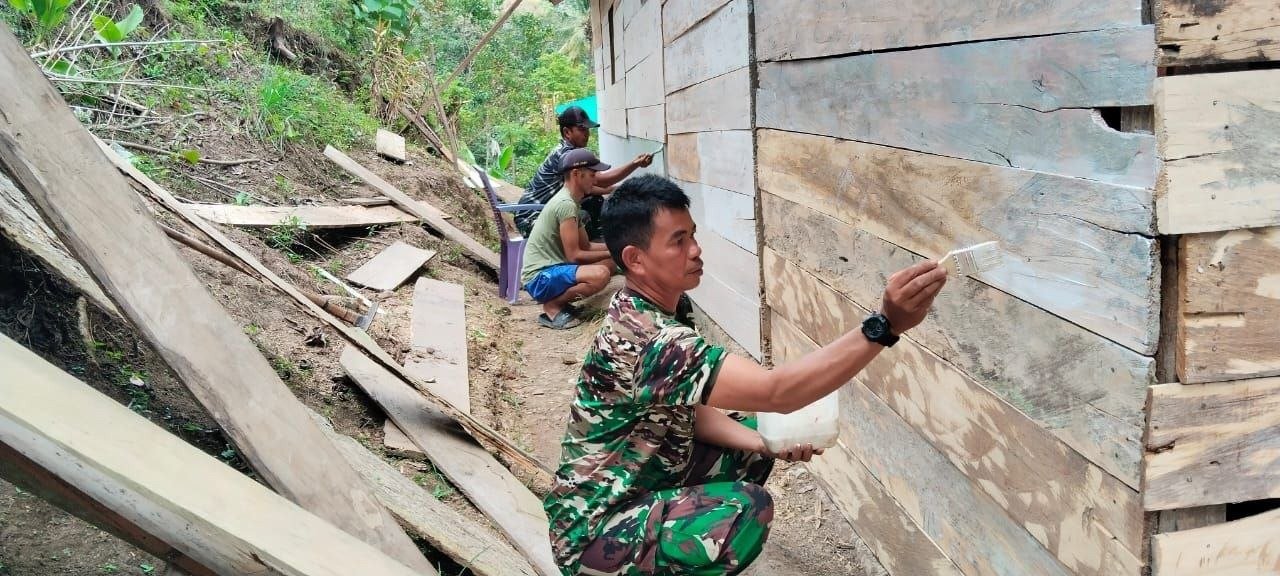 Pekerjaan Pengecatan RTLH Oleh Sertu Edi dan Tim TMMD Ke-129