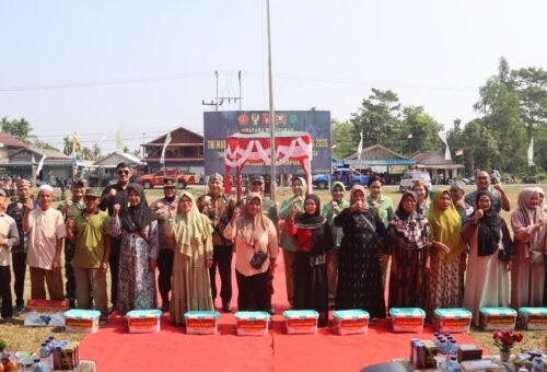 Penuh Semangat, Penutupan TMMD Reguler Ke-129 di Kapuas Dimeriahkan Bansos dan Budaya Lokal