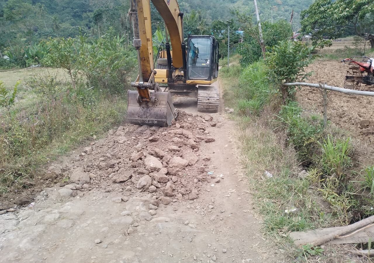 Serma Abidin Bersama Satgas TMMD Ke-129 Kodim 1407/Bone Laksanakan Pengecatan RTLH Milik Bapak Bella