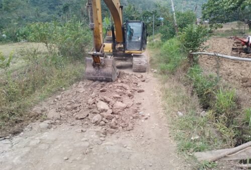 Serma Abidin Bersama Satgas TMMD Ke-129 Kodim 1407/Bone Laksanakan Pengecatan RTLH Milik Bapak Bella