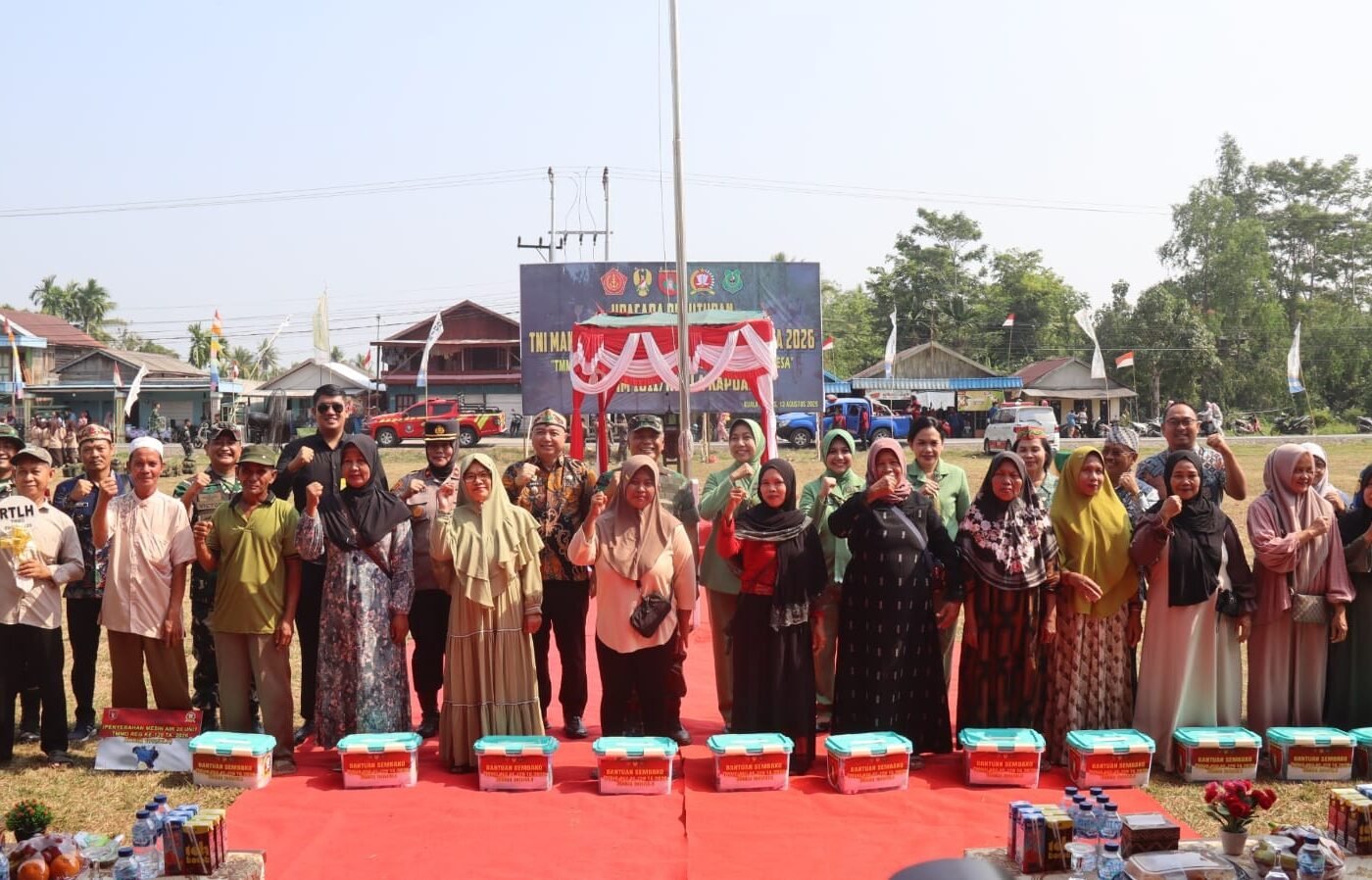 Penyerahan Bansos Menyemarakkan Acara Penutupan TMMD Ke-129 di Kapuas