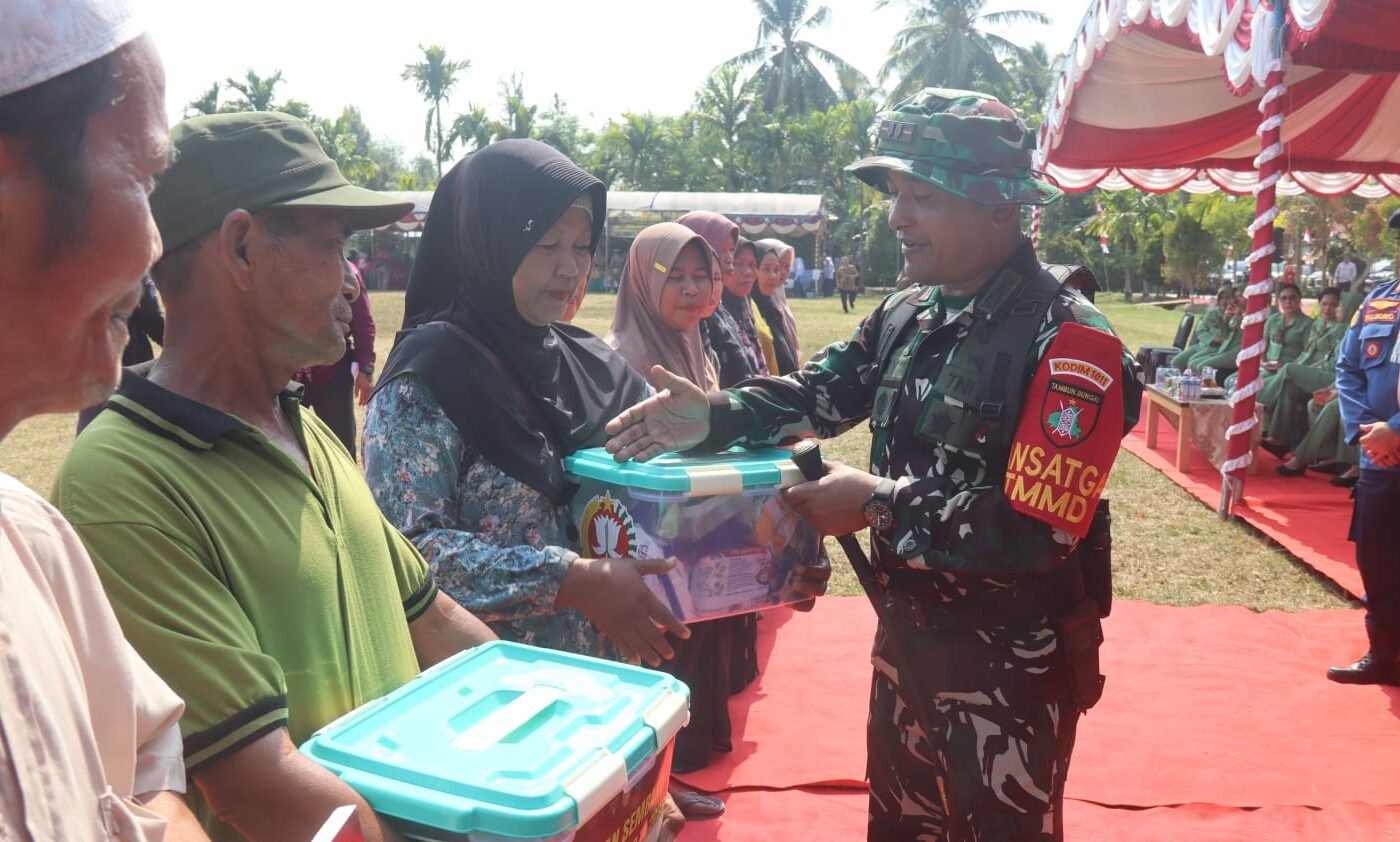 Bantuan Sosial Diberikan kepada Keluarga Miskin di Penutupan TMMD Ke-129 di Kapuas