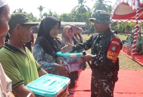 Bantuan Sosial Diberikan kepada Keluarga Miskin di Penutupan TMMD Ke-129 di Kapuas