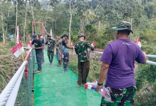 Peresmian Jembatan Gantung TMMD ke-129 Kodim Bone: Semarak dengan Bendera Merah Putih