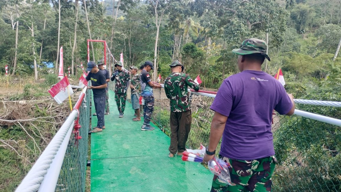 Peresmian Jembatan Gantung TMMD ke-129 Kodim Bone: Semarak dengan Bendera Merah Putih