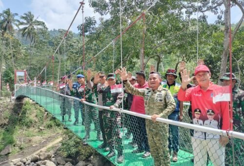 Peresmian Jembatan Gantung Hasil Kerja Sama TNI dan Pemerintah Daerah