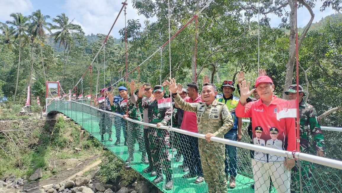 Peresmian Jembatan Gantung Hasil Kerja Sama TNI dan Pemerintah Daerah