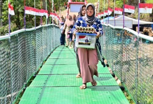 Momen Bahagia Warga Patukku Saat Jembatan Gantung Diresmikan