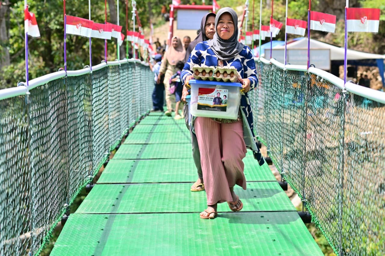 Momen Bahagia Warga Patukku Saat Jembatan Gantung Diresmikan