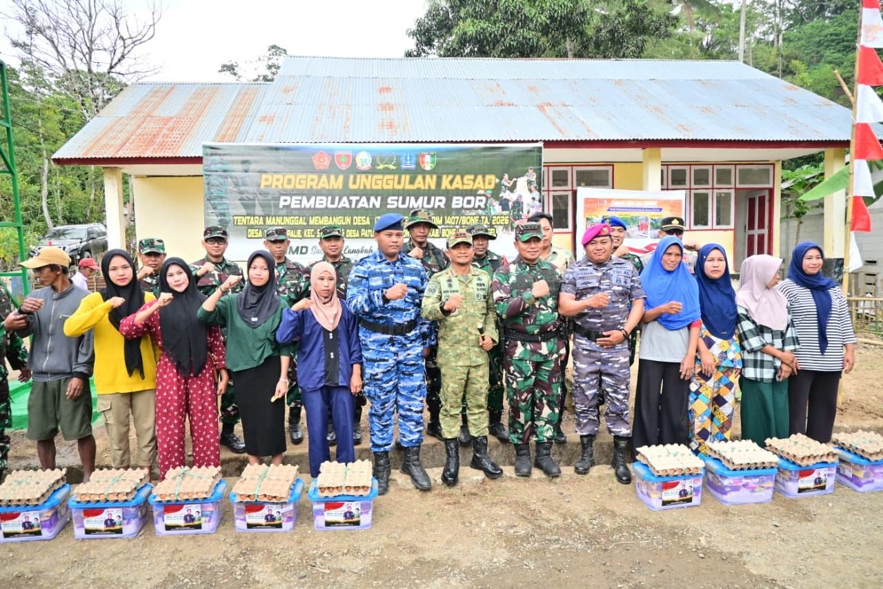 Penutupan TMMD Ke-129: Kodim 1407/Bone Bagikan Sembako kepada Warga