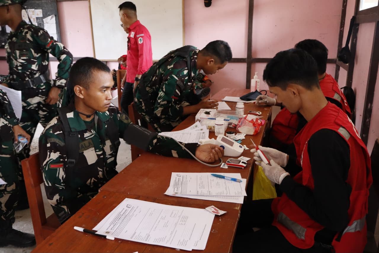 Cek Kesehatan dan Donor Darah, Menutup TMMD Regtas Ke-129 Kodim 1206/Psb dengan Kepedulian Sosial