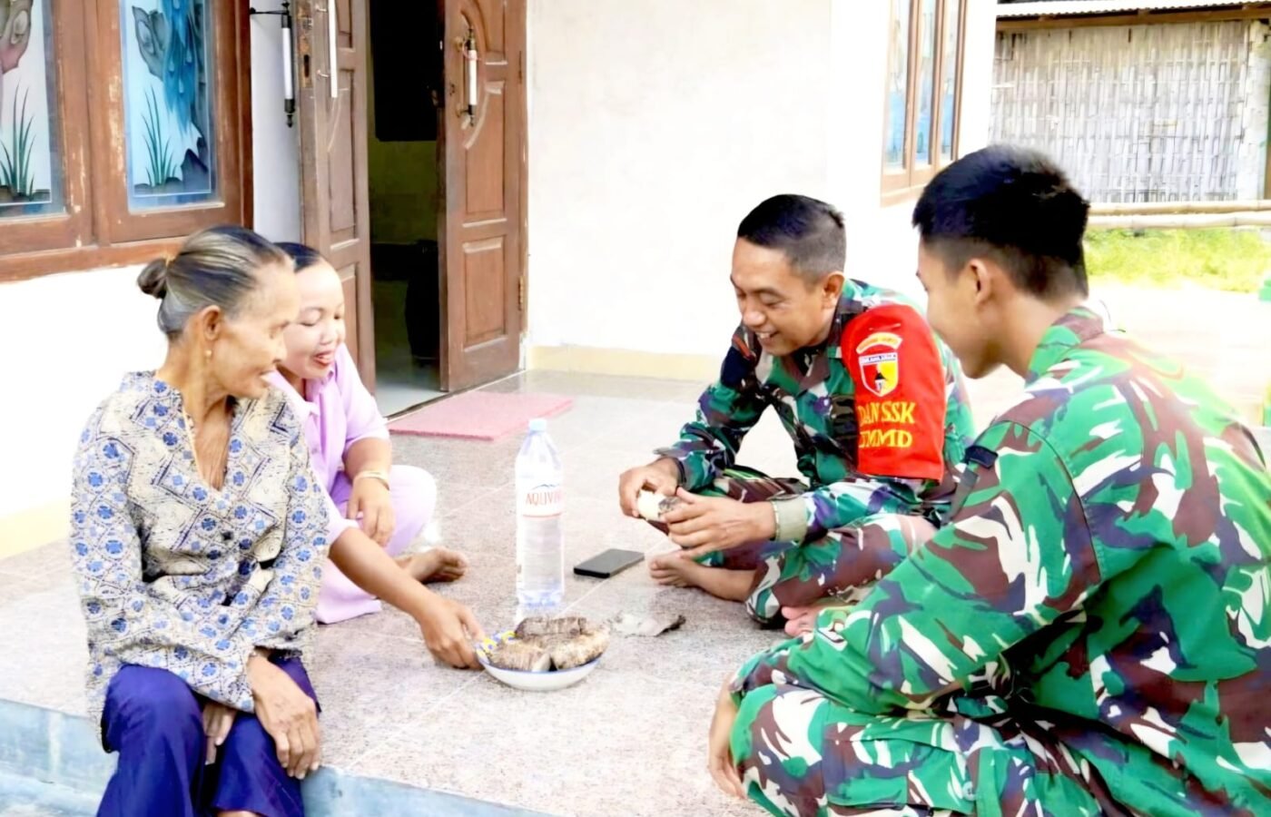 Kehangatan Perpisahan Satgas TMMD 129 di Desa Kesongo