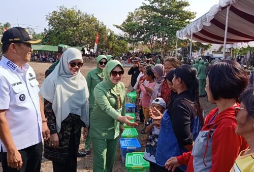 Kepedulian Pangdam II/Sriwijaya dan Ketua Persit KCK dalam Aksi Sosial di Desa Deniang
