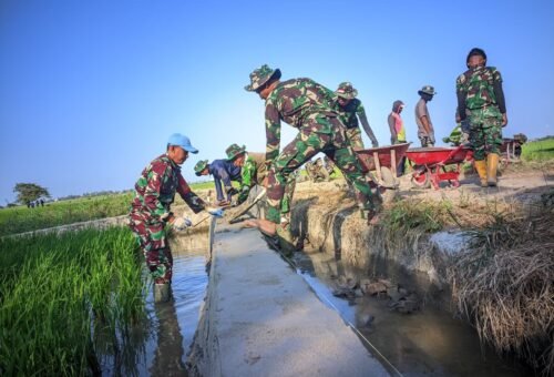 Semangat Berkarya di Tengah Panas, Satgas TMMD Ke-129 Kodim 1404/Pinrang Terus Melaju