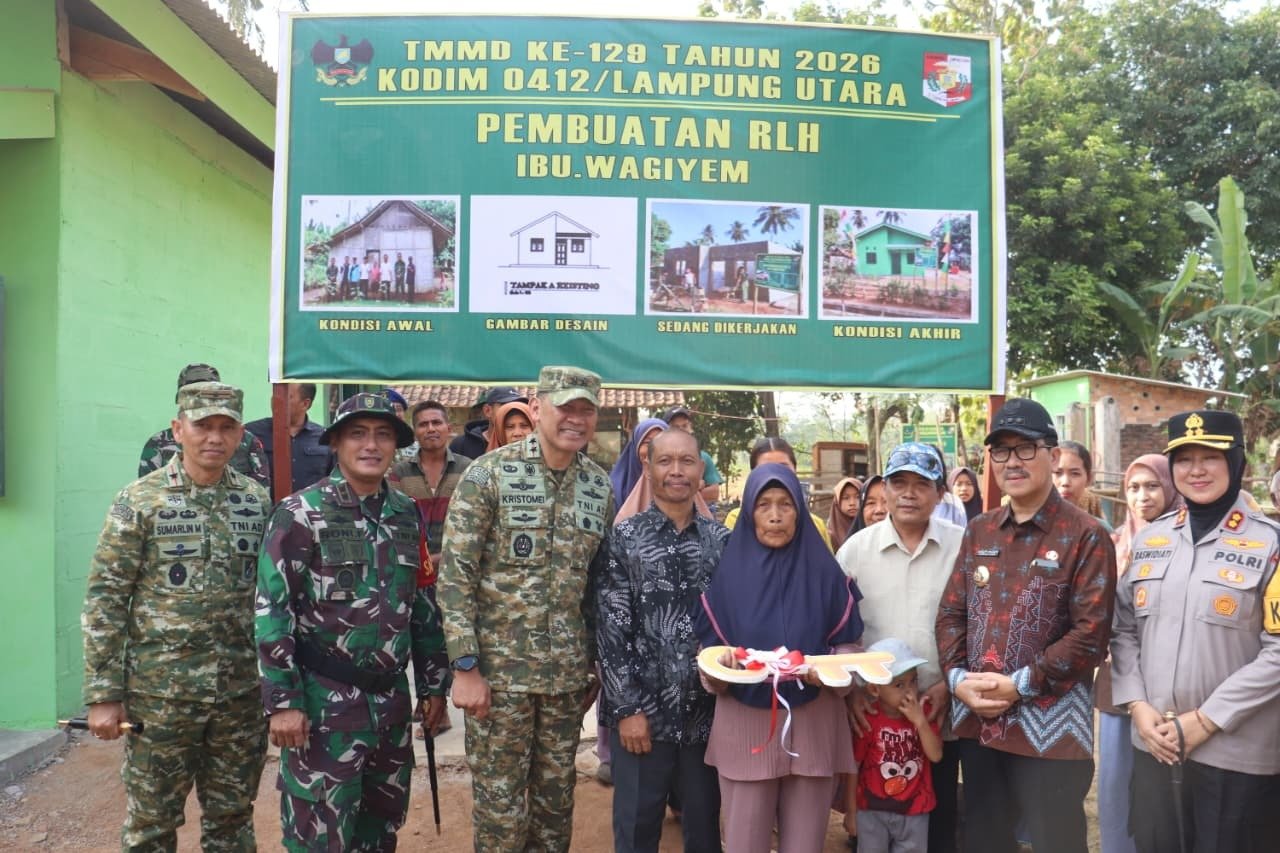 Penyerahan Kunci Bantuan RTLH Oleh Pangdam XXI/RI di Lampung Utara