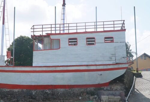 Miniatur Kapal yang Dicat Memperindah Desa Umbele