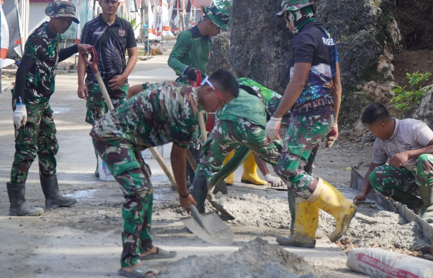 Kekuatan Sinergi TNI dan Warga Terwujud dalam TMMD Ke-129 di Kepulauan Umbele