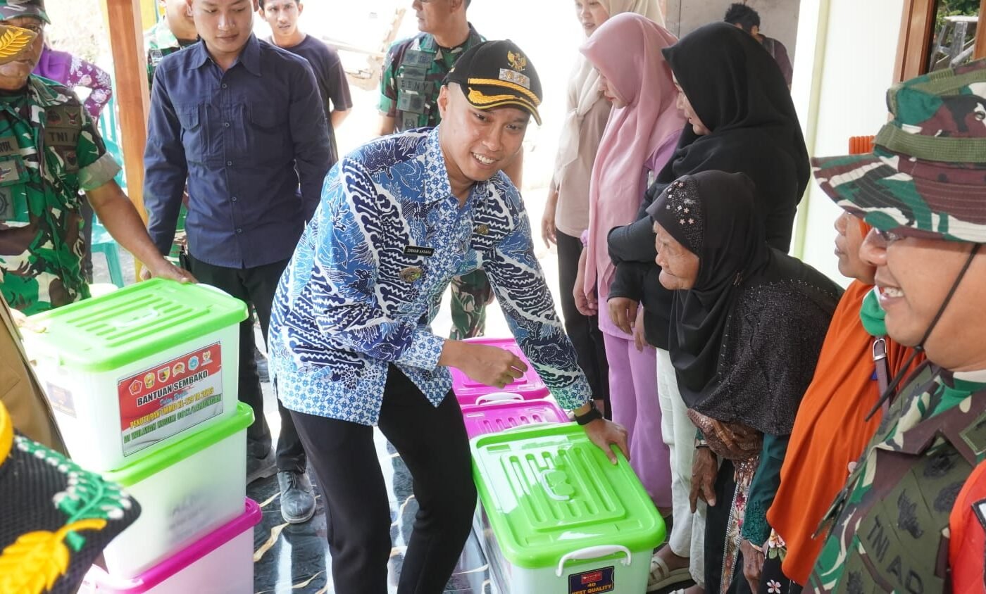 Wakil Bupati Lamongan Serahkan Sembako dan Pesan Kesehatan di Desa Tlemang