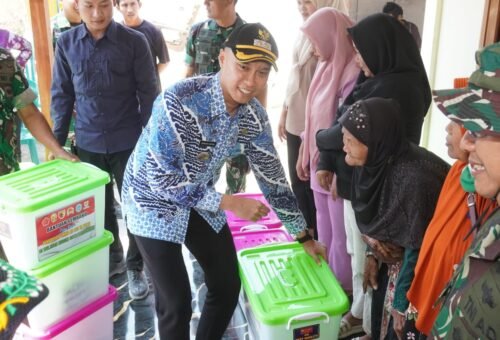 Wakil Bupati Lamongan Serahkan Sembako dan Pesan Kesehatan di Desa Tlemang