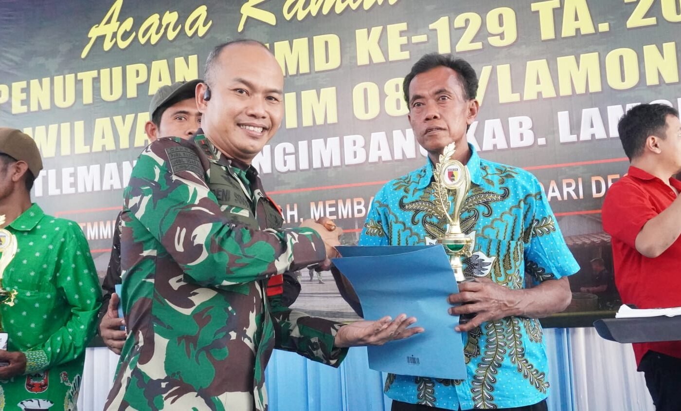 Komandan TMMD 129 Berikan Penghargaan kepada Pemenang Turnamen Voli di Desa Tlemang