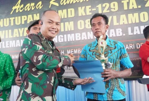 Komandan TMMD 129 Berikan Penghargaan kepada Pemenang Turnamen Voli di Desa Tlemang