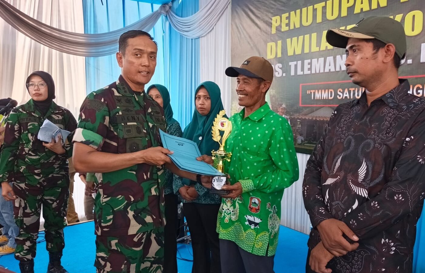 Penutupan TMMD 129: Kolonel Beny Hendra Serahkan Hadiah Turnamen Voli, Dukung Kebersamaan Warga Tlemang