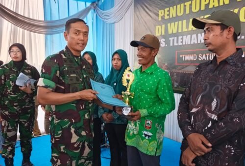 Penutupan TMMD 129: Kolonel Beny Hendra Serahkan Hadiah Turnamen Voli, Dukung Kebersamaan Warga Tlemang