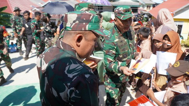 Pangdam XXIII/Palaka Wira Berikan Bantuan Pendidikan untuk Anak-Anak di Kepulauan Umbele