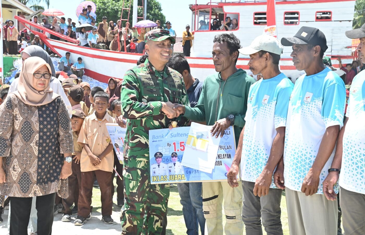 Pangdam XXIII/Palaka Wira Berikan Penghargaan kepada Kepala Desa di Kepulauan Umbele