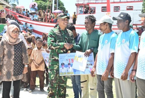 Pangdam XXIII/Palaka Wira Berikan Penghargaan kepada Kepala Desa di Kepulauan Umbele
