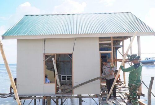 Progres Pemasangan Dinding dan Lantai Rumah Ibu Samsiah di Desa Umbele