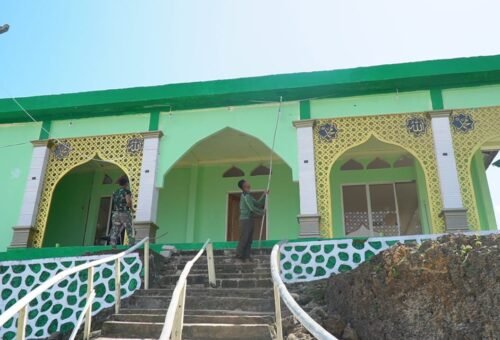 Satgas TMMD Ke-129 Kodim 1311/Morowali Percepat Pengecatan Masjid di Desa Polewali