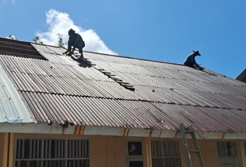 Kerja Keras Satgas TMMD dan Masyarakat dalam Pemasangan Atap SMP Negeri Umbele di Hari yang Panas