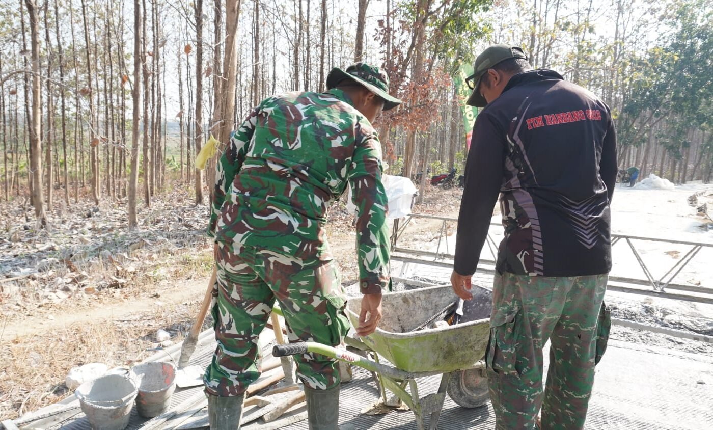Semangat Gotong Royong di Desa Tlemang: Arko dan Alat Pertukangan Bantu Satgas TMMD ke-129 Kodim 0812/Lamongan