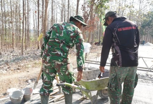 Semangat Gotong Royong di Desa Tlemang: Arko dan Alat Pertukangan Bantu Satgas TMMD ke-129 Kodim 0812/Lamongan