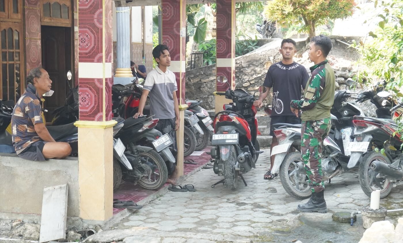 Satgas TMMD ke-129 Jalin Persaudaraan Lewat Komsos di Desa Tlemang