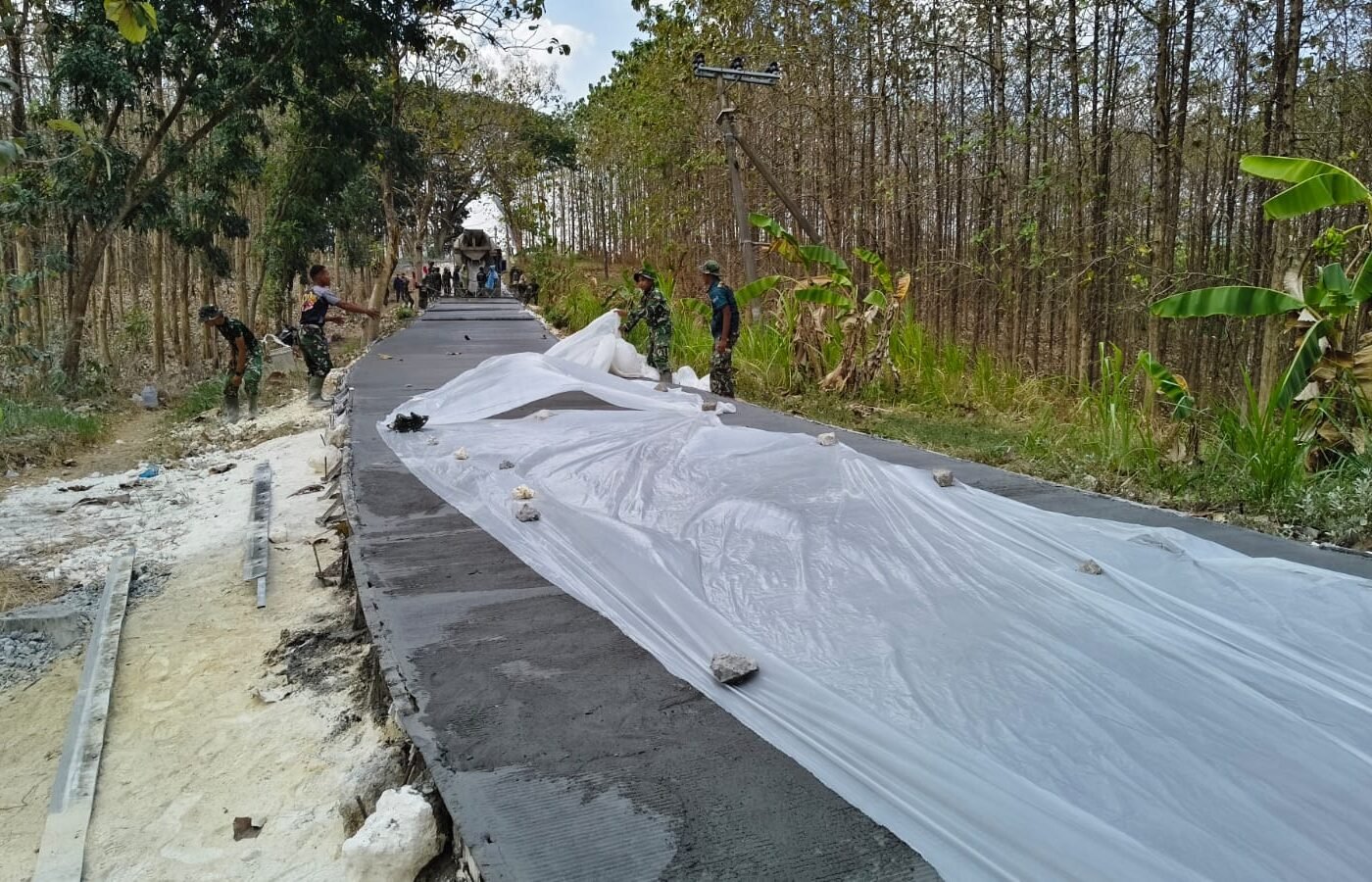 Perkuat Infrastruktur, Satgas TMMD 129 Kodim 0812/Lamongan Gunakan Plastik untuk Lindungi Hasil Cor Jalan