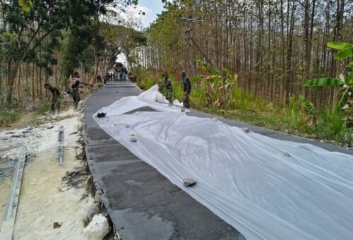 Perkuat Infrastruktur, Satgas TMMD 129 Kodim 0812/Lamongan Gunakan Plastik untuk Lindungi Hasil Cor Jalan