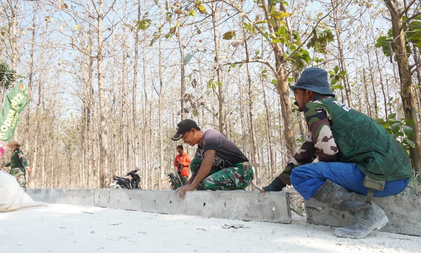 Presisi yang Tinggi, Satgas TMMD 129 Kodim 0812/Lamongan Pasang Patok dan Bekisting di Tlemang
