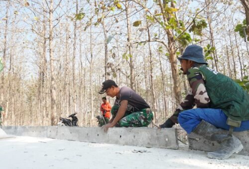 Presisi yang Tinggi, Satgas TMMD 129 Kodim 0812/Lamongan Pasang Patok dan Bekisting di Tlemang