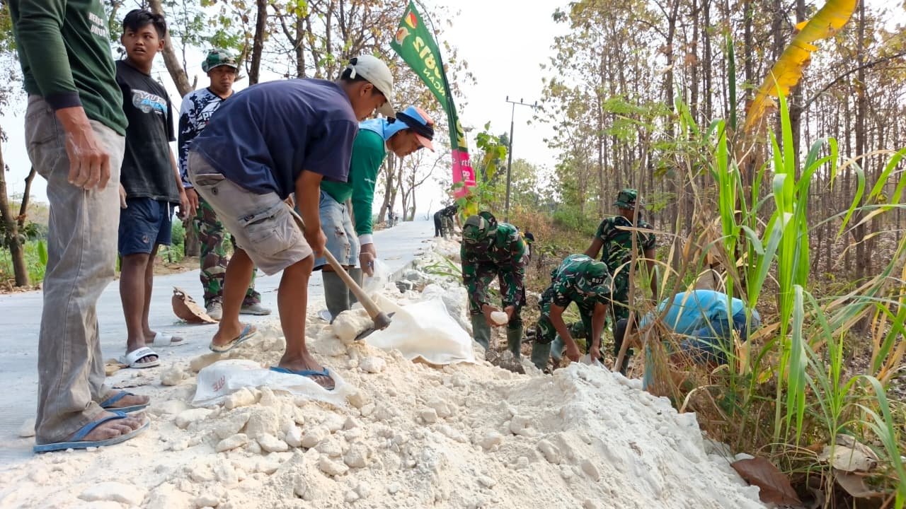 Kemanunggalan Satgas TMMD 129 dan Warga Desa Tlemang Terwujud Lewat Kerja Sama Menguruk Jalan