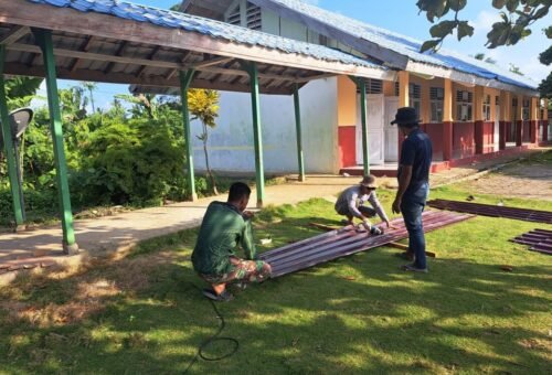 Rehabilitasi SMP Negeri Umbele Dimulai dengan Pembongkaran Atap oleh Satgas TMMD